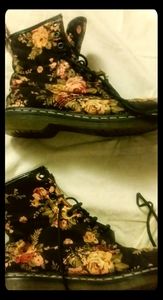 DOC MARTENS *WOMENS* FLORAL BOOTS[Size 8]